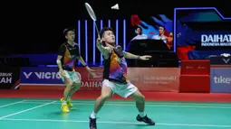 Raymond Indra/Nikolaus Joaquin harus mengakui keunggulan wakil Malaysia, Goh Sze Fei/Nur Izzuddin Rumsani. Tampak dalam foto, pebulu tangkis ganda putra Indonesia, Raymond Indra/Nikolaus Joaquin saat bertanding melawan wakil Malaysia, Goh Sze Fei/Nur Izzuddin Rumsani pada final Indonesia Masters 2026 di Istora Gelora Bung Karno, Senayan, Jakarta, Minggu (25/1/2026). (Bola.com/Bagaskara Lazuardi)