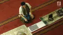 Umat muslim melakukan salat pada hari ke-28 bulan suci Ramadan di Masjid Istiqlal, Jakarta, Selasa (12/6). Sejumlah umat muslim meningkatkan ibadah mereka dengan itikaf di Masjid Istiqlal jelang berakhirnya Ramadan. (Liputan6.com/Helmi Fithriansyah)