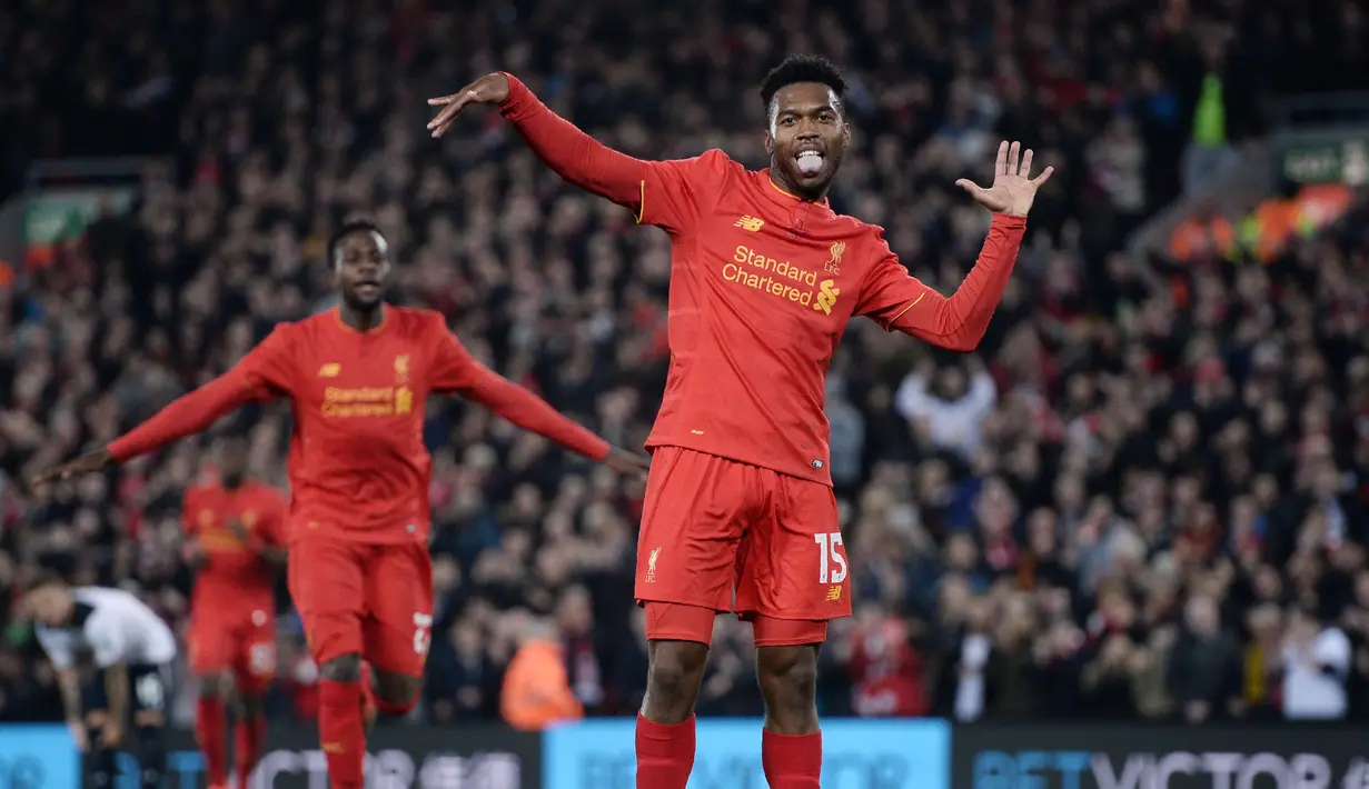 Pemain Liverpool, Daniel Sturridge memborong dua gol untuk kemenangan timnya saat melawan Tottenham Hotspur pada laga Piala Liga Inggris di Stadion Anfield, Liverpool, Rabu (26/10/2016) dini hari WIB. (AFP/Oli Scarff)