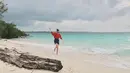 Yuki Kato memang sangat akrab dengan pantai. Bahkan ia sempat memerankan film yang bersetting di pantai berjudul Kapal Goyang Kapten yang tayang 5 September 2019. Tak hanya menikmati pemandangan, Yuki juga berlarian di pasir putih. (Liputan6.com/IG/@yukikt).