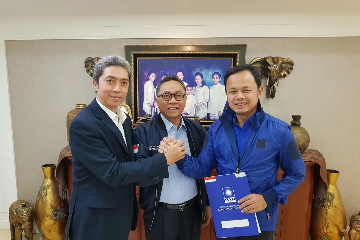 Ketua Umum PAN, Zulkifli Hasan, diapit bakal calon Wali Kota dan Wakil Wali Kota Bogor, Bima Arya - Dedie A Rachim (Istimewa)