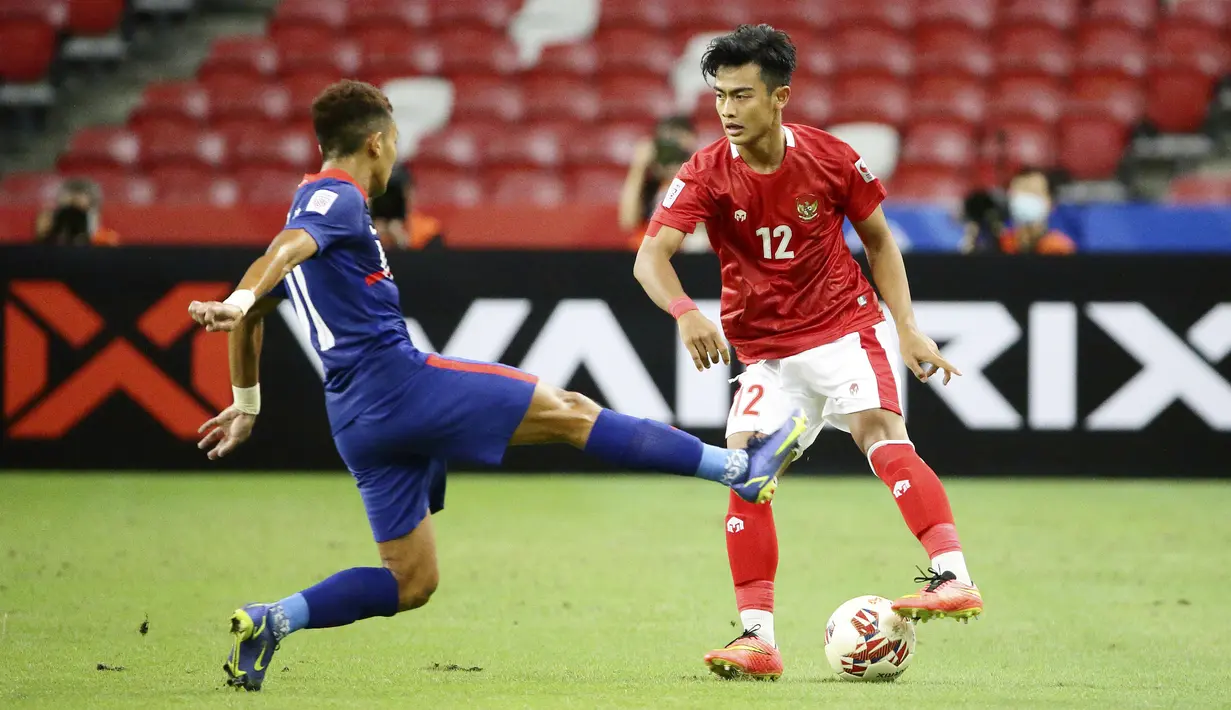 Perjalanan Pratama Arhan untuk masuk ke Timnas Indonesia senior berawal dari pemanggilan seleksi Timnas U-19 pada awal tahun 2020. Penampilan apiknya saat pemusatan di Thailand, membuat dirinya di panggil Shin Tae-yong untuk membela Timnas senior sebulan kemudian. (AP/Suhaimi Abdullah)