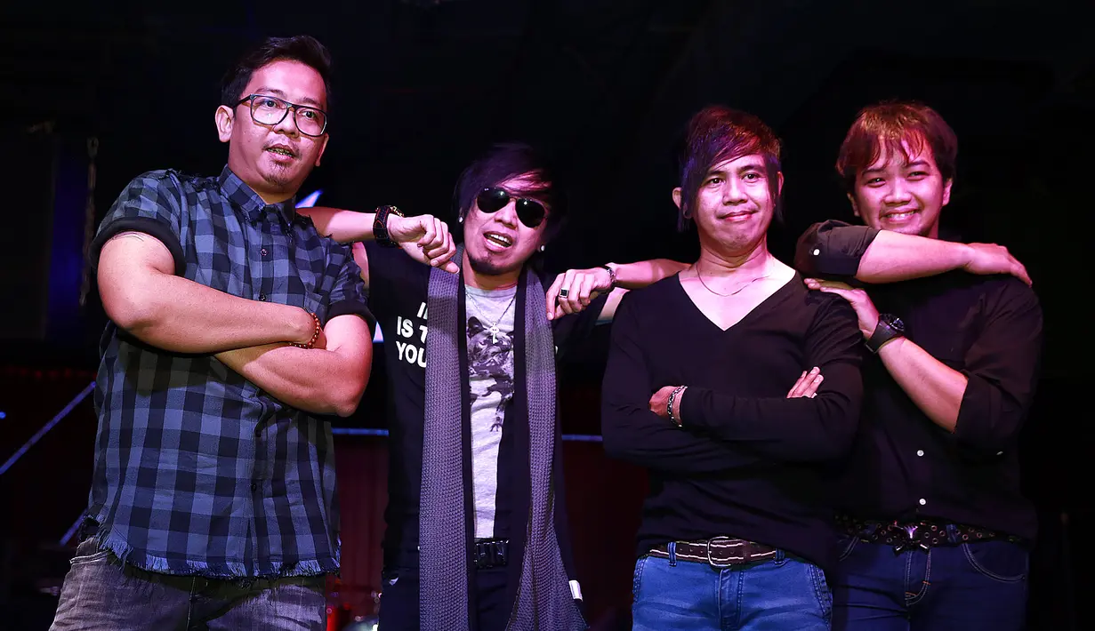 Indra (Bass), Ian Kasela (Vokal), Moldy (Gitar), dan Seno (Drum). Kembali hadirnya Indra dan Seno diharapkan dapat membawa sumbangsih besar bagi Radja ke depannya. (Tresapata Wimbarsana/Bintang.com)