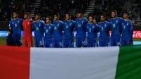 Para pemain starting XI Timnas Italia U-20 berbaris menyanyikan lagu kebangsaan Italia sebelum dimulainya laga babak 16 besar Piala Dunia U-20 2023 menghadapi Inggris di Diego Armando Maradona Stadium, La Plata, Argentina (31/5/2023). Italia tercatat pernah satu kali menjadi peringkat ketiga Piala Dunia U-20 pada edisi 2017 di Korea Selatan. Kala itu Italia menang 4-1 (0-0) dari Uruguay lewat adu penalti. (AFP/Luis Robayo)