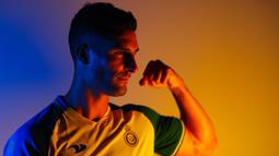 Alvaro Gonzalez. Bek tengah Spanyol berusia 32 tahun ini baru saja bergabung dengan Al-Nassr FC pada awal musim 2022/2023 setelah meninggalkan Olympique Marseille dengan status bebas transfer dan terikat kontrak hingga Juni 2024. Bersama Al-Nassr FC musim ini ia telah tampil dalam 10 laga di Saudi Pro League. (twitter.com/AlNassrFC)