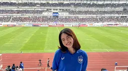 Vivi pamer senyum manis saat beri dukungan lansgung untuk Alfeandra Dewangga di stadion Jatidiri, Semarang. Potret manisnya Vivi ini sukses mencuri perhatian publik. Ia terlihat sangat manis dengan pamer senyum terbaiknya ketika datang mendukung calon suami. (Liputan6.com/IG/@viviinovika)