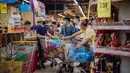 Warga berbelanja di sebuah supermarket di Kuala Lumpur, Malaysia, Selasa (17/3/2020). Malaysia memberlakukan kebijakan restriktif komprehensif termasuk menutup toko-toko dan sekolah-sekolah serta menerapkan larangan perjalanan dalam upaya membatasi penyebaran virus corona COVID-19. (Xinhua/Zhu Wei)