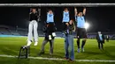 Pemain Uruguay, Luis Suarez (kanan) bergantungan di mistar gawang bersama istri (kiri) dan ketiga anaknya saat foto bersama dalam acara perpisahannya dengan Timnas Uruguay sebelum laga kualifikasi Piala Dunia 2026 melawan Paraguay yang berlangsung di Stadion Centenario, Montevideo, Uruguay, Sabtu (07/09/2024) WIB. (AFP/Dante Fernandez)