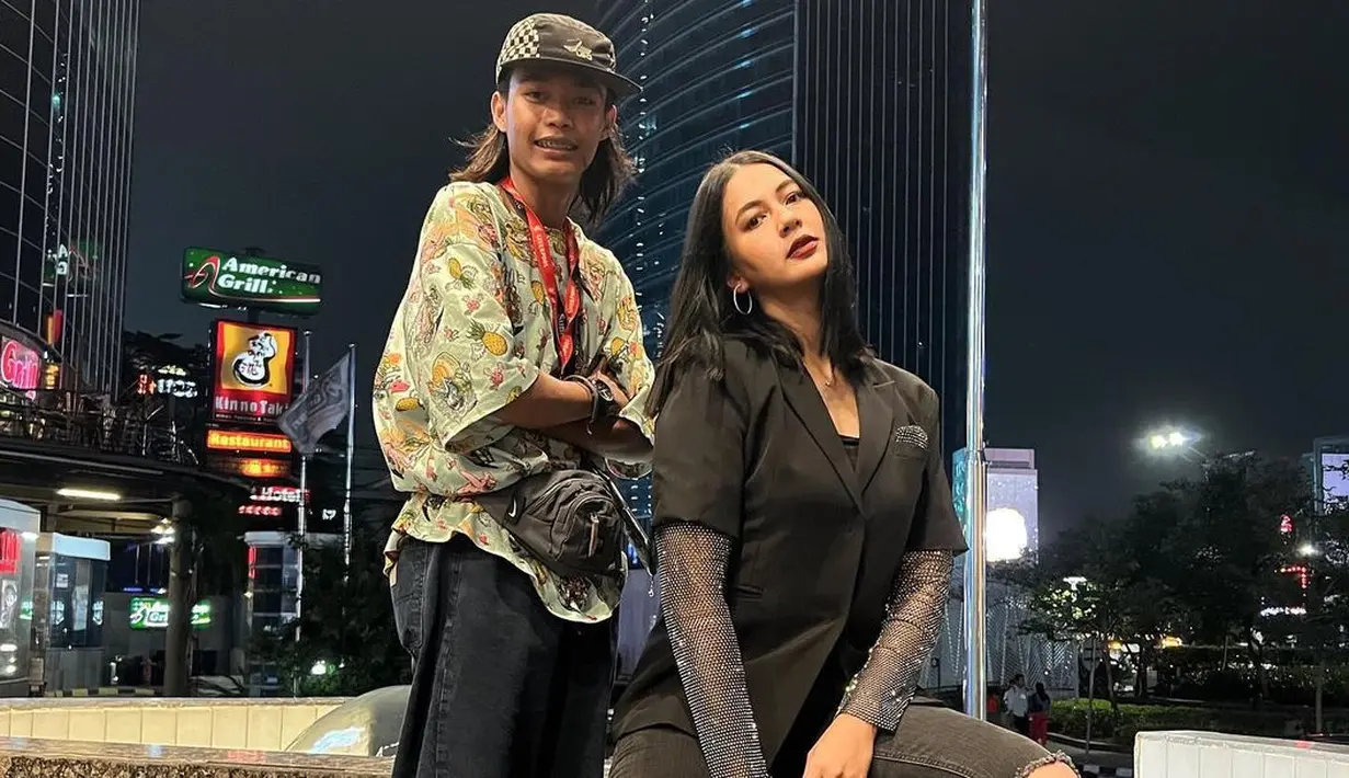 <p>Paula Verhoeven menggungah foto dirinya berpose denga Bonge salah satu ikon Citayam Fashion Week. Paula tampil dengan memakai celana ripped jeans dan blus hitam dan juga sarung lengan yang memancarkan warna silver. (Instagram/ paula_verhoeven)</p>