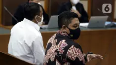 Mantan penyidik KPK, Stepanus Robin Pattuju (kanan) saat sidang pembacaan putusan di Pengadilan Tipikor Jakarta, Rabu (12/1/2022). Stepanus Robin Pattuju divonis 11 tahun penjara dan denda Rp 500 juta terkait kasus suap penanganan sejumlah kasus korupsi di KPK. (Liputan6.com/Helmi Fithriansyah)