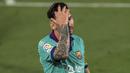 Striker Barcelona, Lionel Messi, tampak kecewa saat melawan Villareal pada laga La Liga di Stadion Estadio de la Ceramica, Minggu (5/7/2020). Barcelona menang 4-1 atas Villareal. (AP/Jose Miguel Fernandez de Velasco)