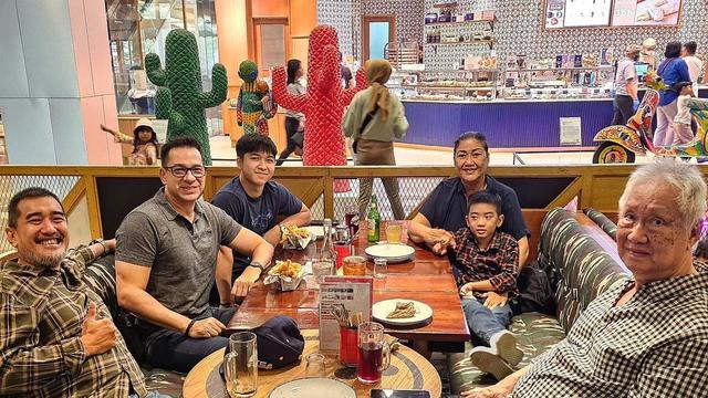 6 Potret Ari Wibowo Rayakan Imlek dengan Keluarga Inge Anugrah, Jaga Komunikasi