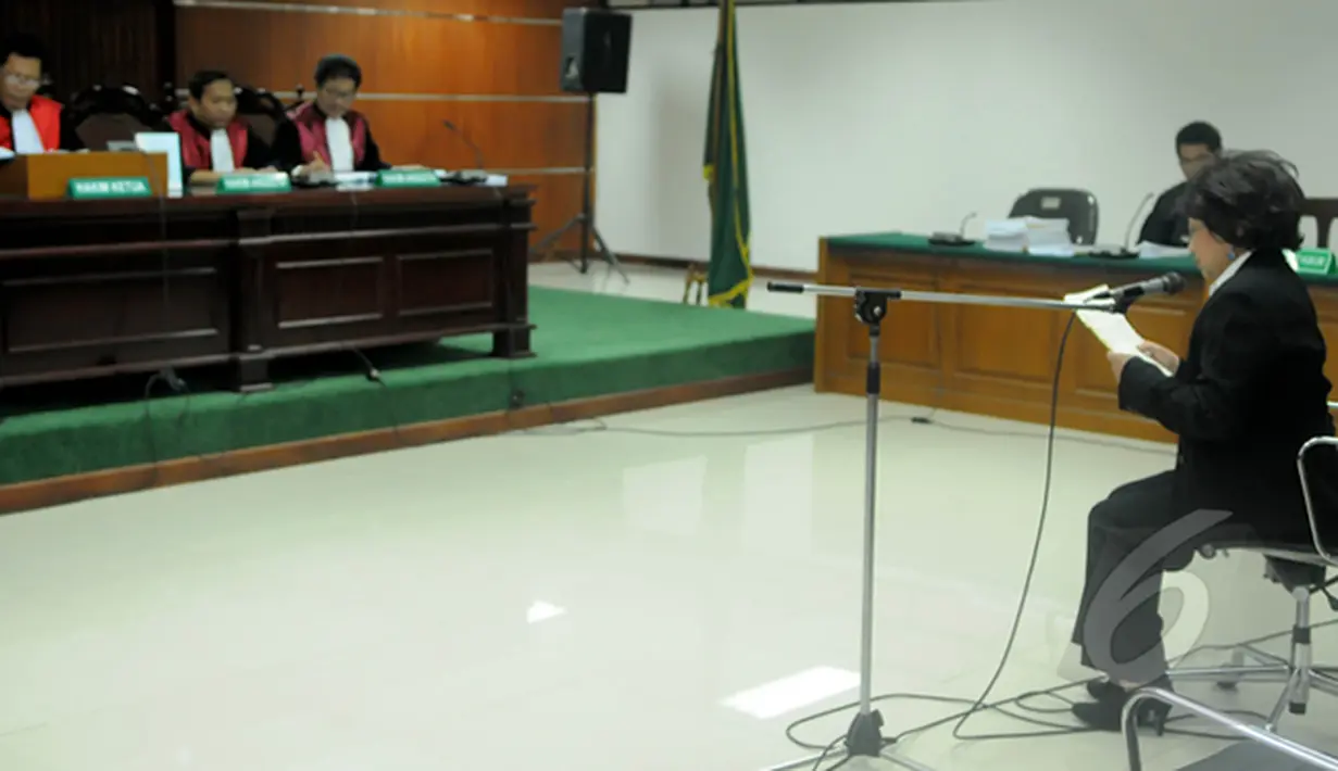 Mantan Direktur Bank DKI sekaligus Ketua Komite Olahraga Nasional Indonesia Winny Erwindia saat menjalani sidang di depan Mejelis Hakim Tindak Pidana Korupsi, di Pengadilan Tipikor, Jakarta, Kamis (12/2/2015). (Liputan6.com/Herman Zakharia)