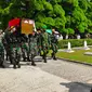 Prajurit TNI di Pekanbaru mengiring peti jenazah Pelda Anumerta Rama memasuki Taman Makam Pahlawan Kusuma Dharma. (Liputan6.com/M Syukur)