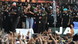 Penampilan Cita Citata saat Kampanye Akbar Satukan Jakarta di kawasan Kuningan, Jakarta, Sabtu (11/2). Sederet artis ikut memeriahkan kampanye akbar dari pasangan Agus - Sylviana tersebut. (Liputan6.com/Herman Zakharia)