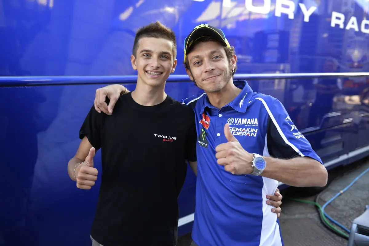 Luca Marini (kiri) dan Valentino Rossi