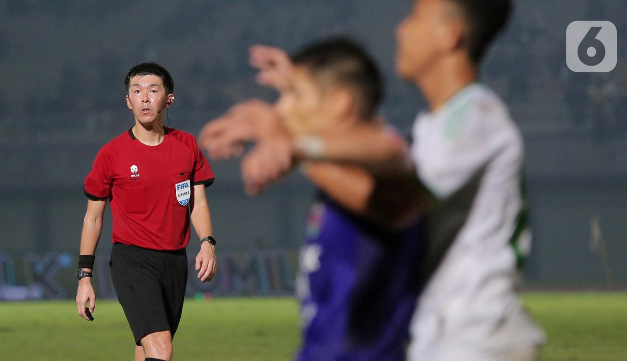 Wasit asal Jepang, Yusuke Araki, memimpin pertandingan antara Persita Tangerang Vs Persikabo 1973 pada laga pekan ke-22 BRI Liga 1 2023/2024 di Stadion di Indomilk Arena, Tangerang, Minggu (10/12/2023). Persita menang dengan skor 2-1. (Bola.com/M Iqbal Ichsan)