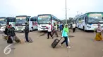 Sejumlah pemudik membawa barang miliknya ketika mengikuti mudik gratis bagi pedagang jamu bersama Sido Muncul di kawasan Kemayoran, Jakarta, Minggu (12/7/2015). Mudik bareng ini diikuti ribuan pedagang jamu. (Liputan6.com/Faizal Fanani)