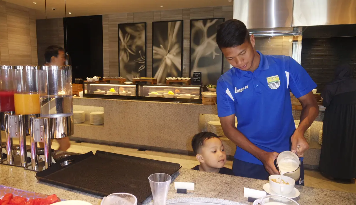Pemain Persib, Achmad Jufriyanto, saat sarapan pagi bersama anaknya di Hotel Fairmont jelang Final Piala Presiden 2015, Minggu (18/10/2015) pagi WIB. (Bola.com/Vitalis Yogi Trisna)
