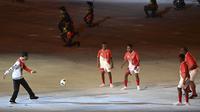 Presiden Joko Widodo (kiri) bermain bola dengan sejumlah pengisi acara saat Upacara Pembukaan PON Papua di Stadion Lukas Enembe, Kompleks Olahraga Kampung Harapan, Distrik Sentani Timur, Kabupaten Jayapura, Papua, Sabtu (2/10/2021). (ANTARA FOTO via InfoPublik/Nova Wahyudi)