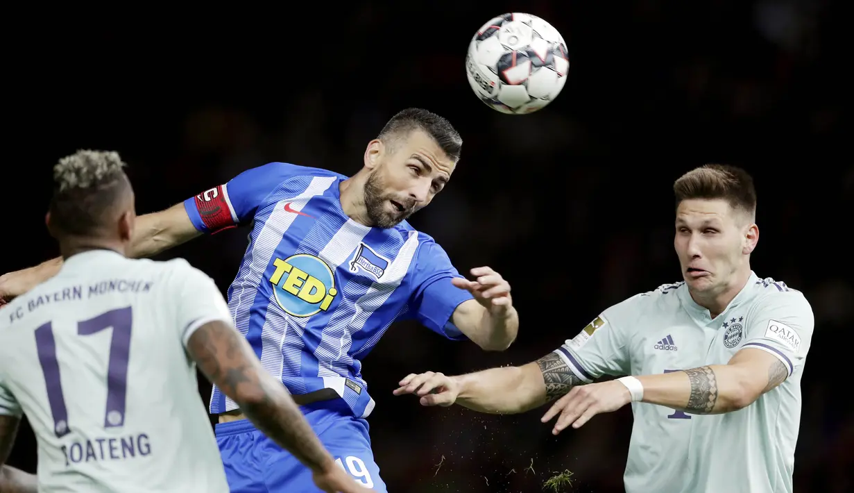 Pemain Hertha Berlin, Vedad Ibisevic, menyundul bola saat pertandingan melawan Bayern Munich pada laga Bundesliga di Olympiastadion, Berlin, Sabtu (29/8/2018). Hertha Berlin menang 2-0 atas Bayern Munich. (AP/Michael Sohn)