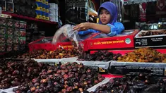 Pedagang kurma sedang melayani pembeli di kawasan Pasar Tanah Abang, Jakarta, Kamis (26/6/14). (Liputan6.com/Faizal Fanani)