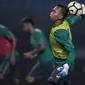 Kiper Timnas Indonesia, Awan Setho, bersiap melempar bola saat latihan di Stadion Patriot, Bekasi, Senin (2/10/2017). Latihan ini merupakan persiapan jelang laga persahabatan melawan Kamboja. (Bola.com/Vitalis Yogi Trisna)