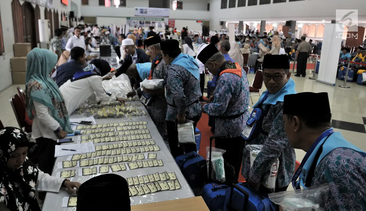 Calon jemaah haji Kloter 1 antre proses administrasi dan pemeriksaan kesehatan di Asrama Haji Pondok Gede, Jakarta, Senin (16/7). Sebanyak 388 calon jemaah haji asal Jakarta Timur telah mulai masuk ke asrama. (Merdeka.com/Iqbal Nugroho)