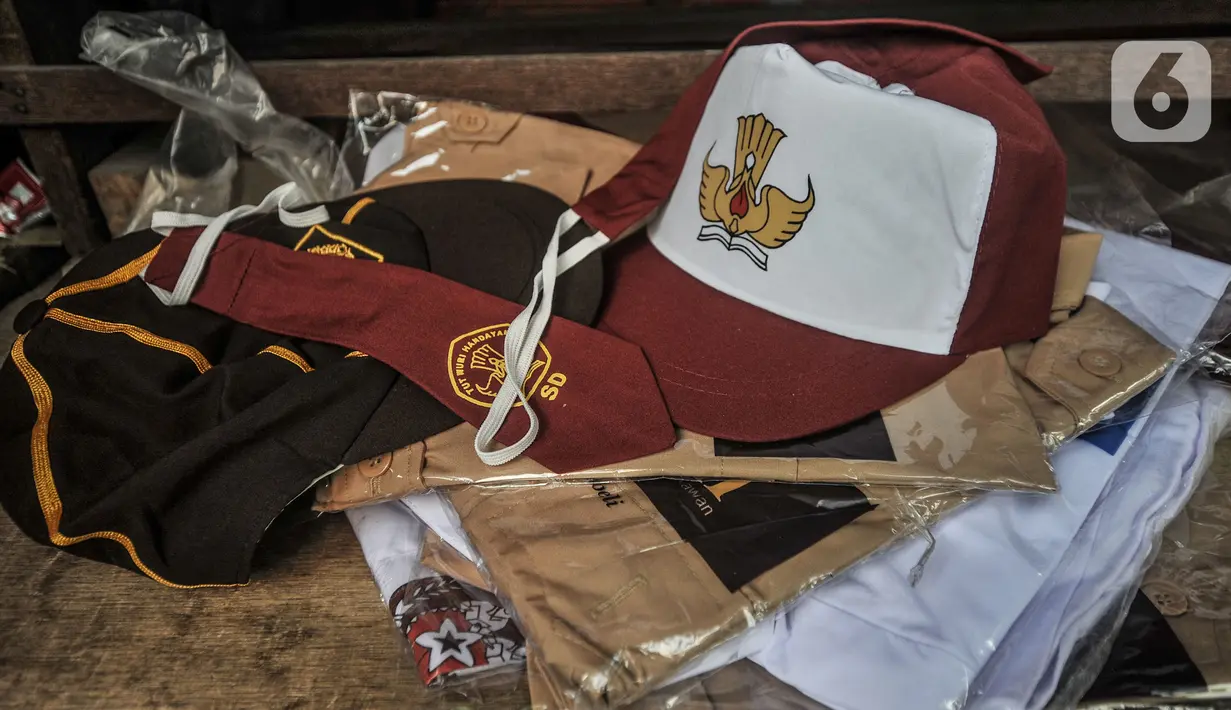 Seragam sekolah yang dijual di kawasan Jakarta, Rabu (14/7/2021). Pedagang mengaku omzet penjualan tahun ini merosot hingga 4 kali lipat dibandingkan tahun sebelumnya lantaran aturan PPKM Darurat yang juga membatasi jam buka toko. (merdeka.com/Iqbal S Nugroho)