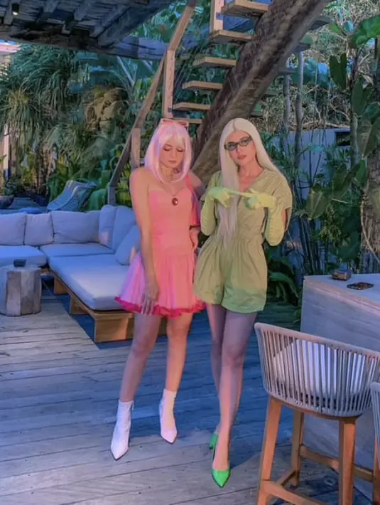 Keduanya pun merayakan Halloween bersama, Medina dengan jumpsuit hijaunya dan Enzy dengan dress pink. Credit: (@medinadinaaa)