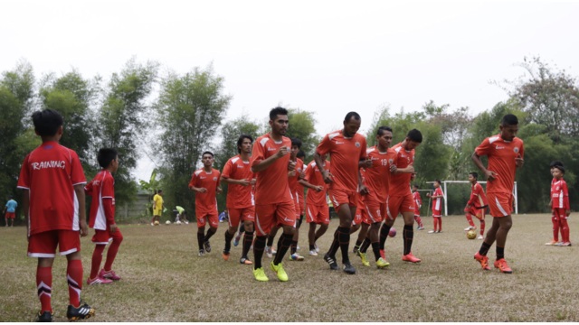 Persija Jakarta menggelar latihan perdana jelang turnamen Piala Jenderal Sudirman di POR Pelita, Depok, Jawa Barat pada Jum'at (30/10/2015). Mereka berbagi lapangan karena kesamaan jadwal dengan latihan anak-anak SSB.
