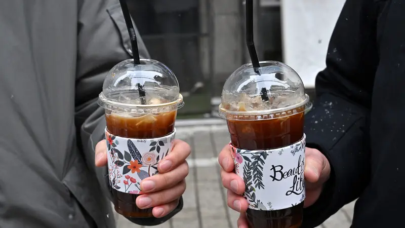 Es Americano Sudah Menjadi Minuman 'Wajib' bagi Masyarakat Korea Selatan. Bahkan, Kini Minuman Berbahan Dasar Espreso yang Dicampur Banyak Air dan Es Telah Digemari oleh Murid SMP, SMA, hingga Kuliah (Jung Yeon-je / AFP)