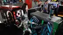 Gamer wanita bermain dalam acara Festival Teknologi Campus Party di Sao Paulo, Brasil, rabu (31/1). Acara yang berlangsung seminggu ini mengumpulkan hacker, pengembang, gamer, dan penggemar komputer. (AP Photo/Andre Penner)