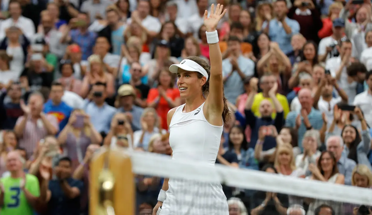 Petenis Inggris, Johanna Konta berselebrasi usai mengalahkan petenis Rumania, Simona Halep pada perempat final Wimbeldon 2017 di London, Selasa (11/7). Konta melaju ke semifinal Wimbledon 2017 dengan skor 6-7 (2), 7-6(5), 6-4. (AP Photo/Alastair Grant)