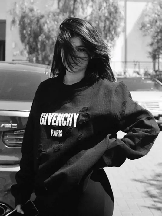 Untuk menunjukan keseriusannya dalam memilih, Kendall yang  tampil seksi itu memasang wajah serius dengan make up yang natural. (Instagram/Kendalljenner)