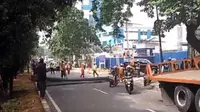 Besi melintang di Jalan TB Simatupang diangkut truk untuk proyek pembangunan di kawasan tersebut. (TMC Polda Metro Jaya)