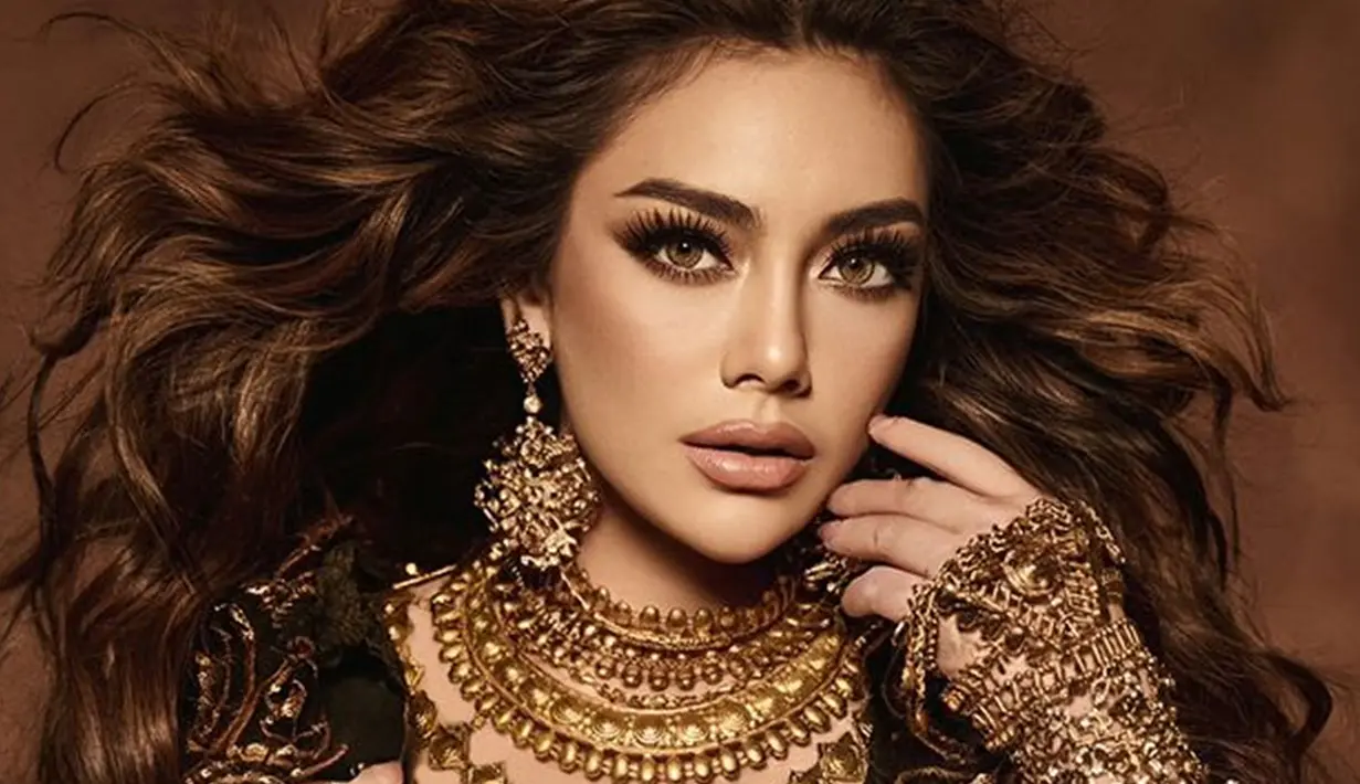Tampil dengan makeup bold serta rambut keriting, Celine membuat pangling banyak netizen. Pada pemotretan terbarunya ia juga memakai berbagai aksesoris yang membuat penampilannya tampak glamor. (Liputan6.com/IG/@celine_evangelista)
