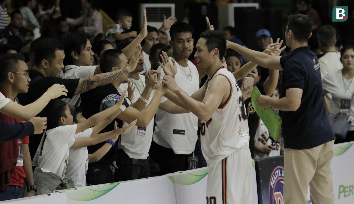 Pebasket Pelita Jaya, Xaverius, menyapa fans saat melawan Satria Muda pada game kedua final IBL 2018 di Gor Soemantri Brojonegoro, Jakarta, Sabtu (21/4/2018). Pelita Jaya menang 94-78 atas Satria Muda. (Bola.com/M Iqbal Ichsan)