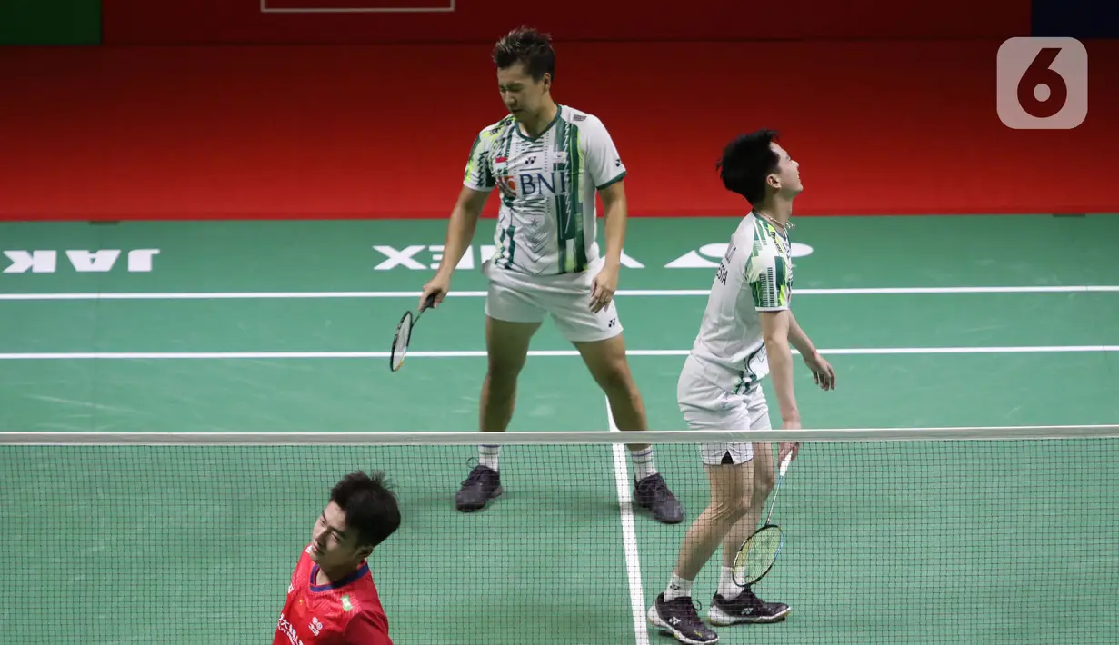 Pebulu tangkis ganda putra Indonesia, Marcus Fernaldi Gideon/Kevin Sanjaya Sukamulio saat bertanding melawan Liang Wei Keng/ Wang Chang (China) pada babak Semifinal Indonesia Masters 2022 di Istora Senayan, Jakarta, Sabtu (11/6/2022). Kevin/Marcus kalah 17-21, dan 10-21. (Liputan6.com/Helmi Fithriansyah)