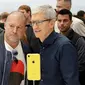 CEO Aplle Tim Cook dan Apple chief design officer Jonathan Ive melihat produk baru Apple di Apple Headquarters, Cupertino, California (12/9). Tiga iPhone terbaru Apple tersebut merupakan penerus dari iPhone X. (AP Photo/Marcio Jose Sanchez)