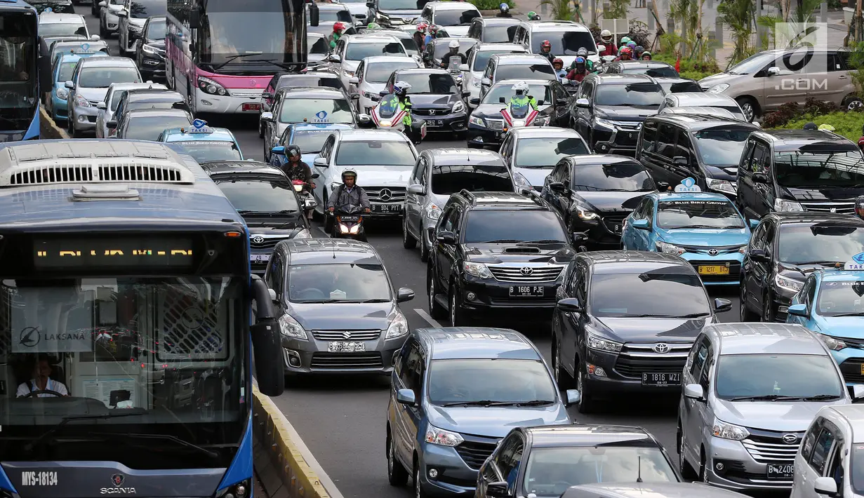 Kendaraan terjebak macet di Jalan Sudirman-Thamrin, Jakarta, Kamis (20/12). Pemerintah juga ingin mendorong masyarakat agar menggunakan angkutan umum yang murah dan nyaman seperti tranportasi multi moda. (Liputan6.com/JohanTallo)
