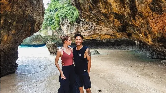 Jarang Tersorot, Ini 7 Momen Mesra Randy Pangalila bareng Istri Bulenya