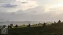 Pemudik motor ketika menerobos jalan perkampungan melewati bukit untuk mengindari macet di kawasan Ketanggungan, Kabupaten Brebes, Jateng, Senin (4/6). Mereka melintas di jalan yang berkelok dan terjal agar bisa sampai tujuan. (Liputan6.com/Fery Pradolo)