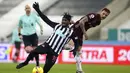 Pemai Newcastle United Allan Saint-Maximin (kiri) berebut bola dengan pemain Leeds United Liam Cooper pada pertandingan Liga Inggris di St. James Park, Newcastle, Inggris, Selasa (26/1/2021). Newcastle United menang 2-1 atas Leeds United. (Lee Smith/Pool via AP)