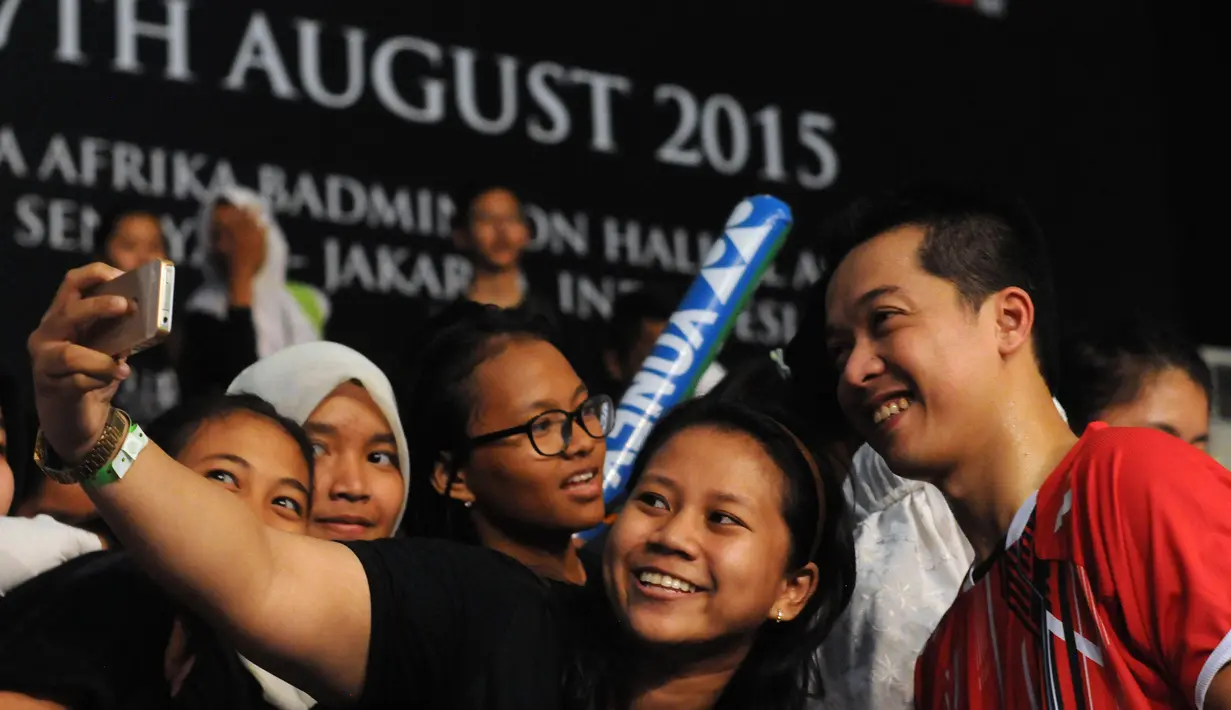 : Taufik Hidayat (kanan) berfoto bersama penggemarnya usai melakukan melakukan laga eksebisi The Legends Vision di GOR Asia Afrika, Senayan, Jakarta, Senin (17/8/2015). Laga ini promosi buat para pebulutangkis muda. (Liputan6.com/Helmi Fithriansyah)