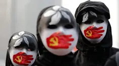 Demonstran mengenakan topeng saat berkumpul untuk menunjukkan dukungan kepada Uighur dan perjuangan mereka terhadap hak azasi manusia (HAM) di Hong Kong, Minggu (22/12/2019). Demonstran memprotes kebijakan China terkait minoritas Uighur. (AP Photo/Lee Jin-man)