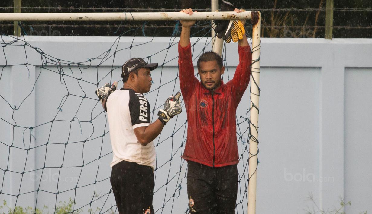 Kiper Persija Jakarta, Andritany Ardhiyasa, mendengarkan instruksi saat latihan di Lapangan Sutasoma, Jakarta, Rabu (31/1/2018). Latihan ini merupakan persiapan jelang babak delapan besar Piala Presiden. (Bola.com/Asprilla Dwi Adha)