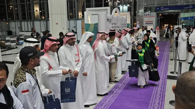 Jemaah haji kloter KJT-30 diterbangkan dari Bandara Amir Muhammad bin Abdul Aziz (AMMA) Madinah, Arab Saudi menuju Bandara Kertajati di Jawa Barat, Indonesia, Senin, 22 Juli 2024.