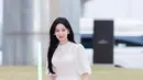 Pesona luar biasa Kim Ji Won kenakan lace dress yang super cantik. Bukankah gaya keduanya sama-sama luar biasa, Sahabat FIMELA? [Foto: Instagram/highziumstudio]