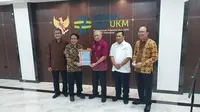Menteri Koperasi dan UKM Teten Masduki telah menerima Standar Nasional Indonesia (SNI) untuk minyak makan merah.